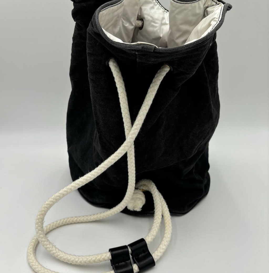 CHANEL – Sac Piscine Drawstring Canvas Noir