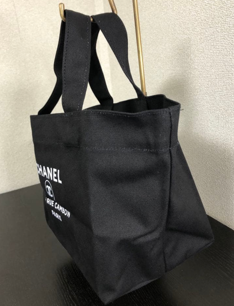 CHANEL – Mini Tote Bag Édition Spéciale (Middle East)