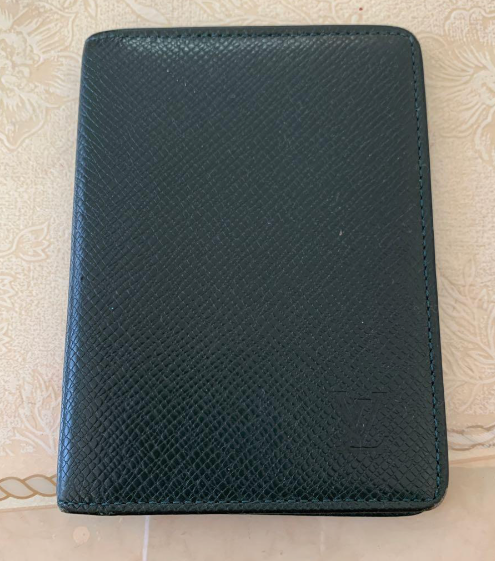 Louis Vuitton Porte-cartes Taïga Noir – Cuir – Format Compact