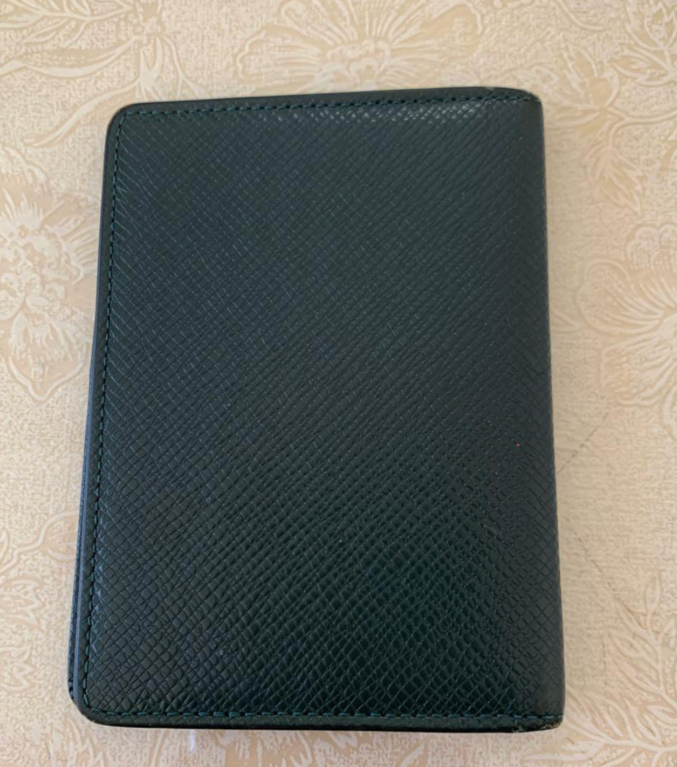 Louis Vuitton Porte-cartes Taïga Noir – Cuir – Format Compact