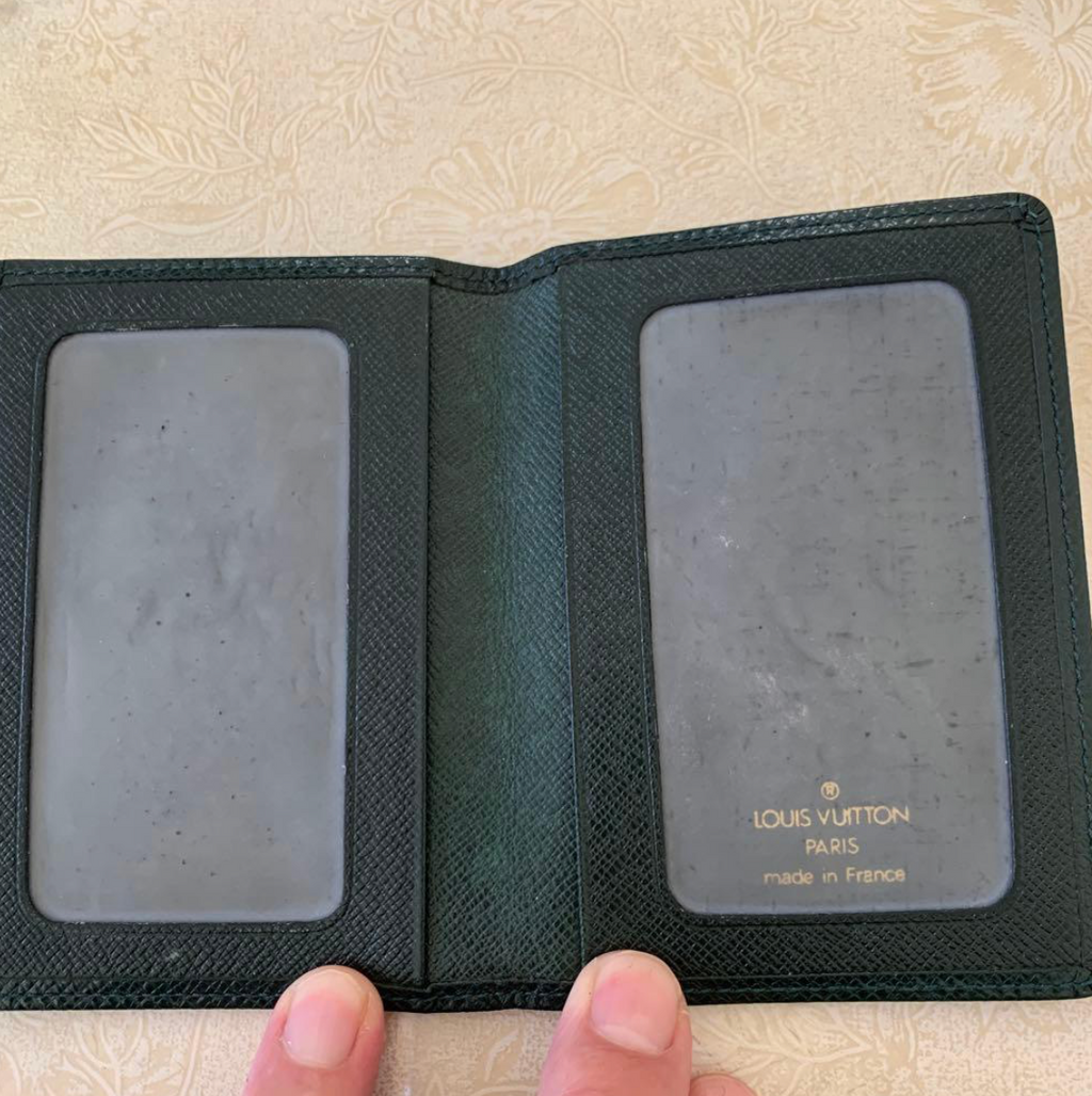 Louis Vuitton Porte-cartes Taïga Noir – Cuir – Format Compact