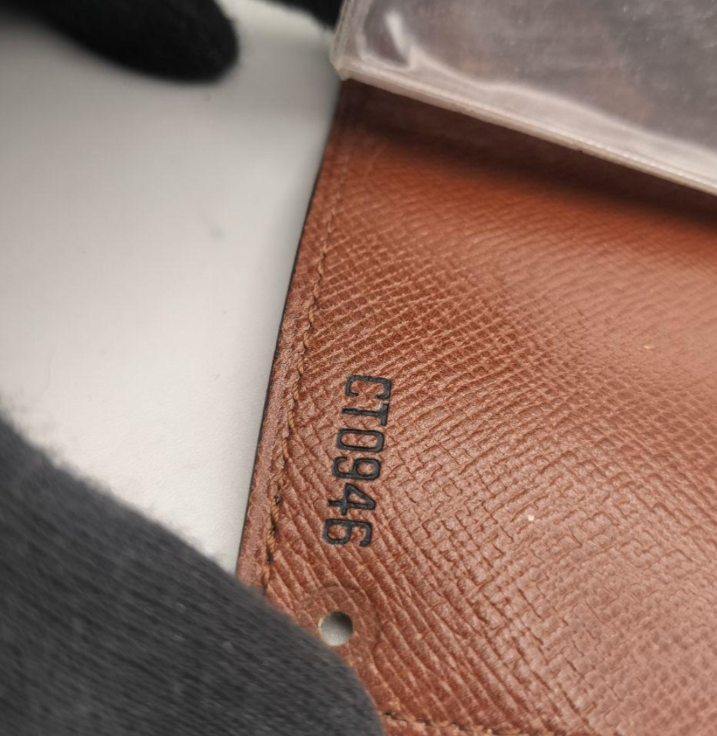 Louis Vuitton Porte Document  Monogram Marron – Cuir – Format Compact