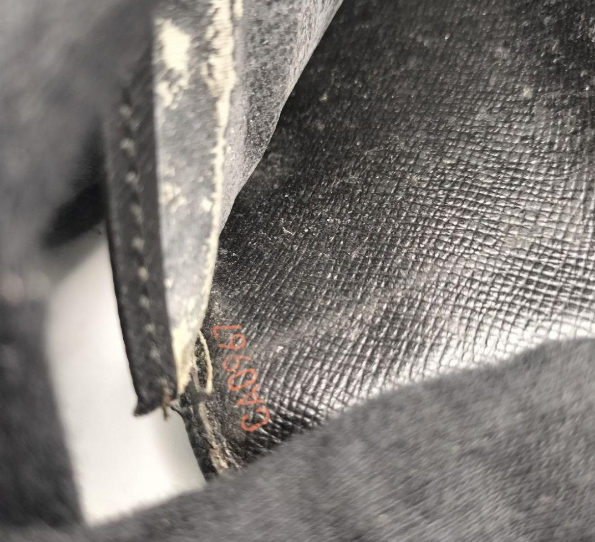 Louis Vuitton Portefeuille Long Noir – Cuir Epi– Format Classique – Bon État