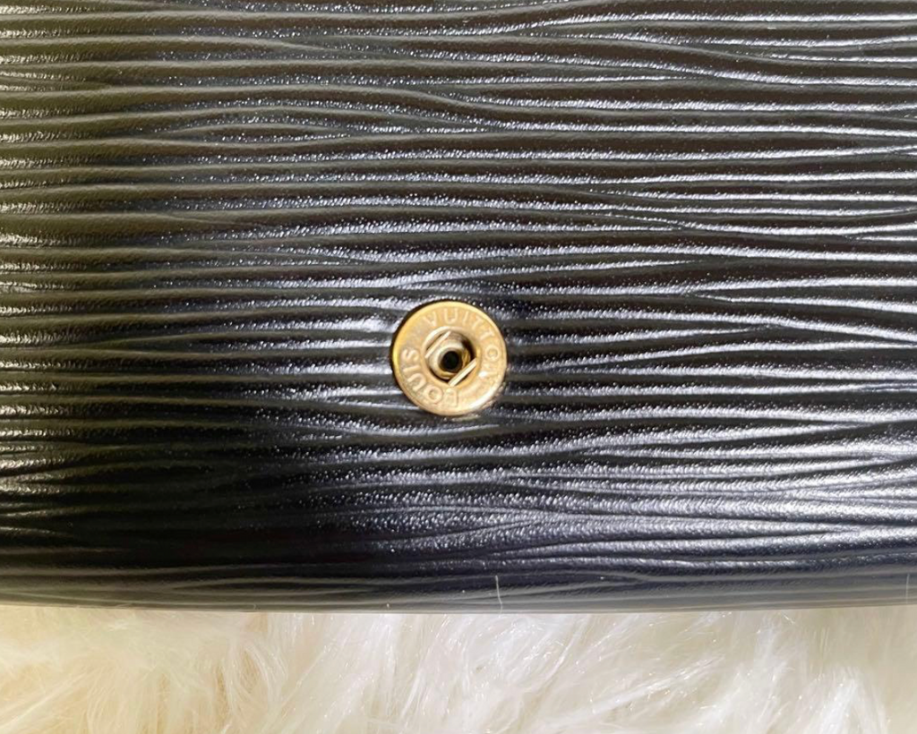 Louis Vuitton Portefeuille Épi Noir M63972 – Cuir – Format Long – Bon État