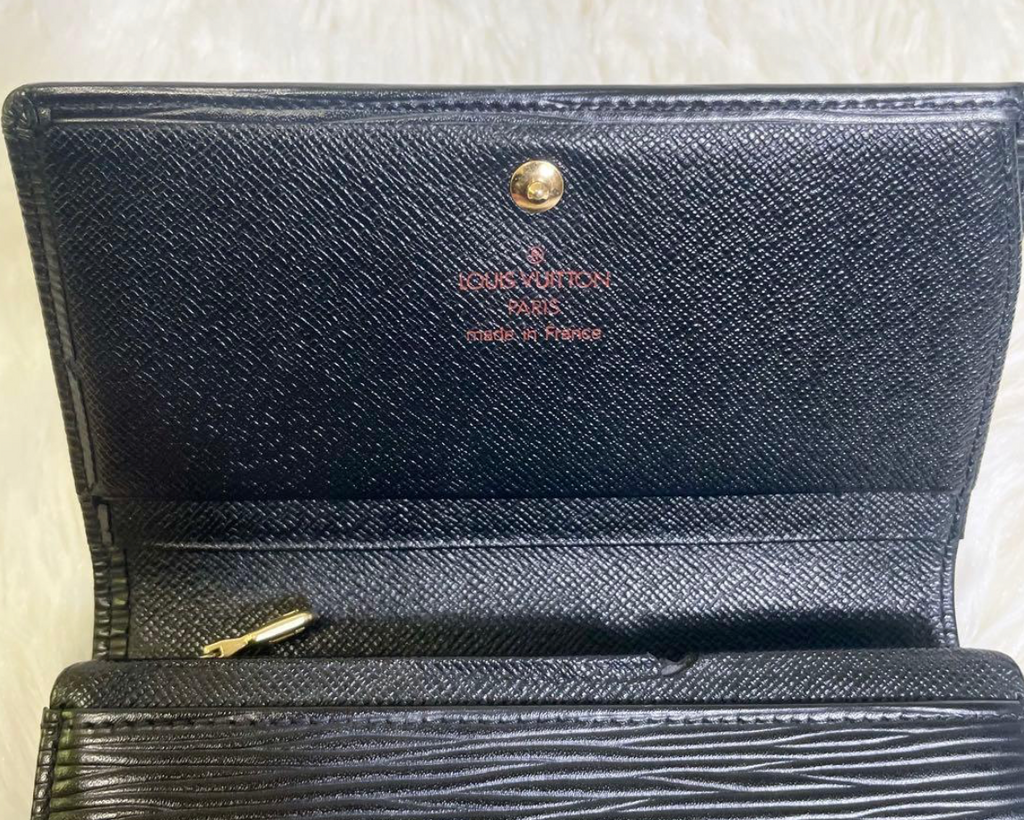 Louis Vuitton Portefeuille Épi Noir M63972 – Cuir – Format Long – Bon État