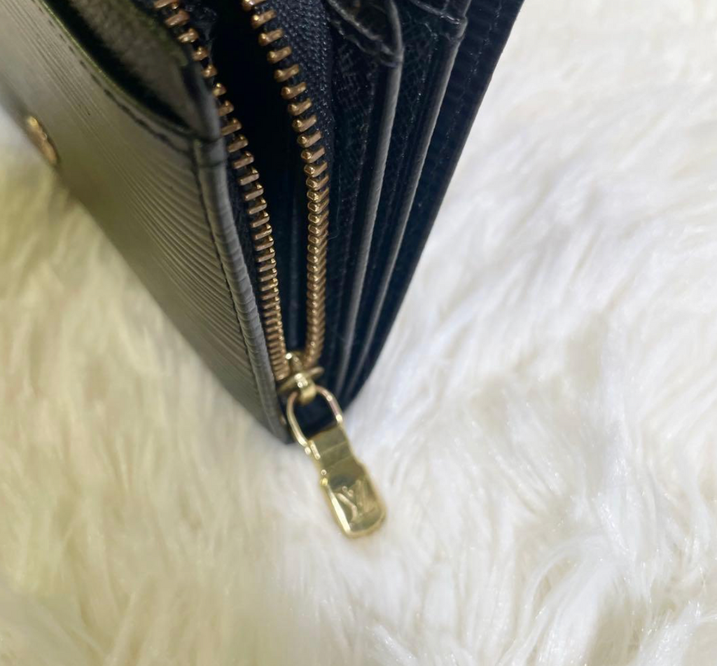 Louis Vuitton Portefeuille Épi Noir M63972 – Cuir – Format Long – Bon État