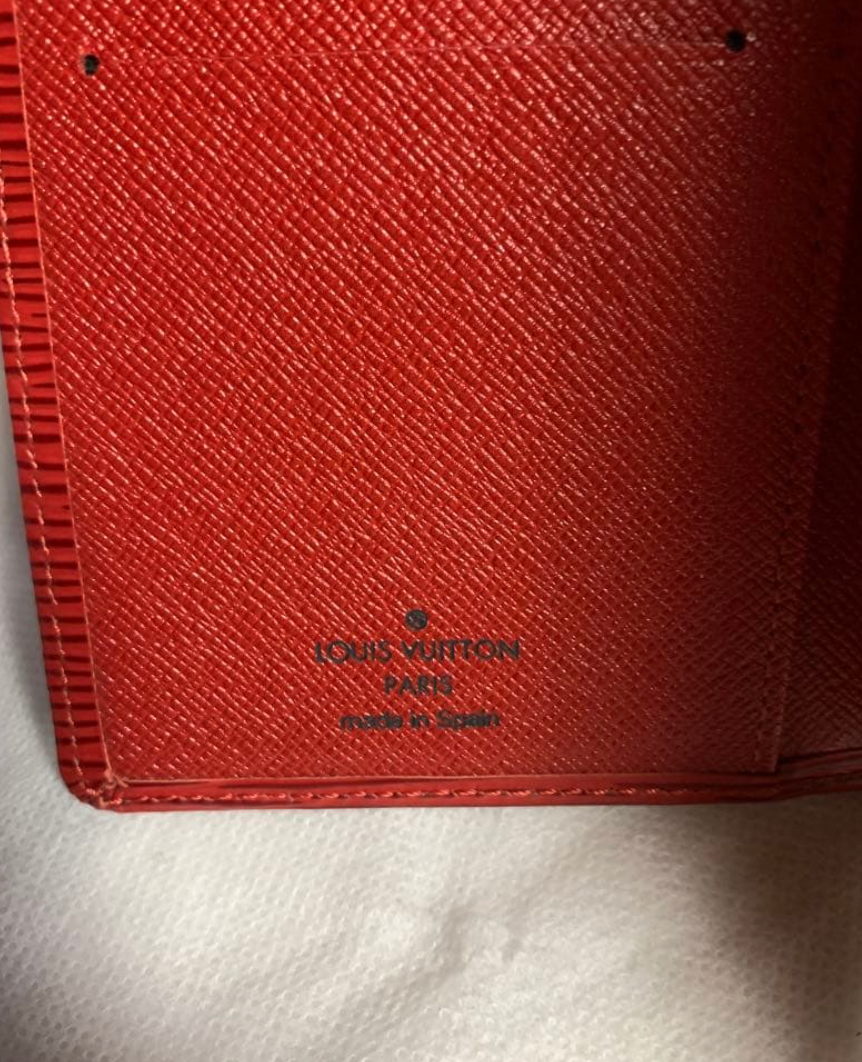 Louis Vuitton Portefeuille Épi Rouge – Cuir – Format Long – Très Bon État