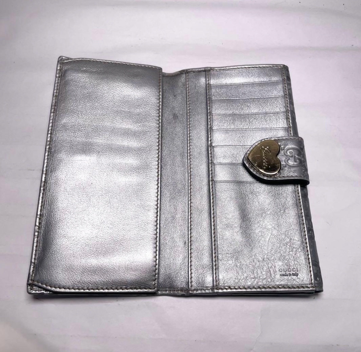 Gucci Portefeuille Long Guccissima Heart Argent – Cuir – Bon État