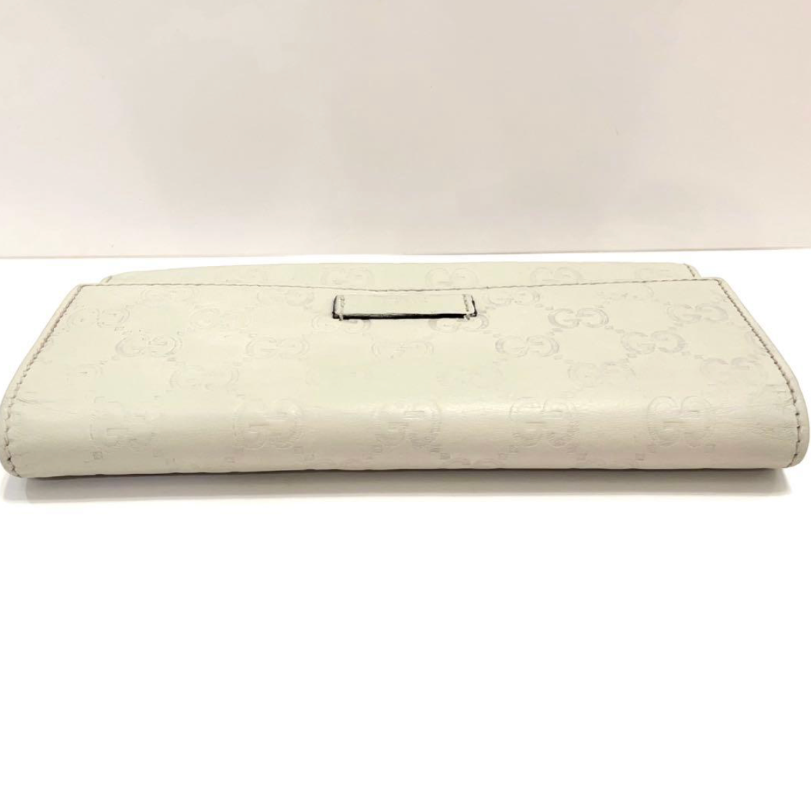 Gucci Portefeuille Long Cuir Blanc – Détails Dorés – Format Classique