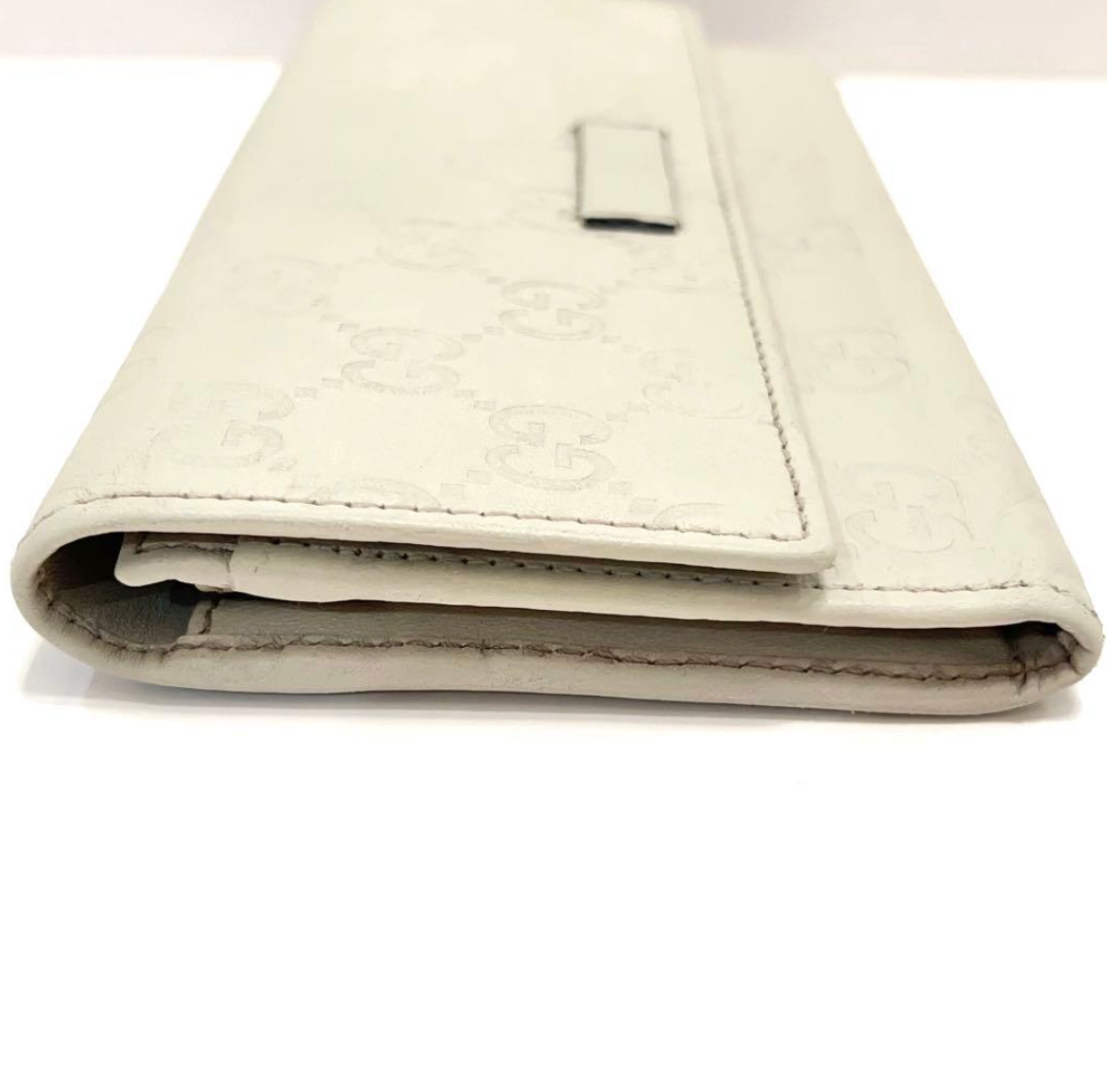 Gucci Portefeuille Long Cuir Blanc – Détails Dorés – Format Classique