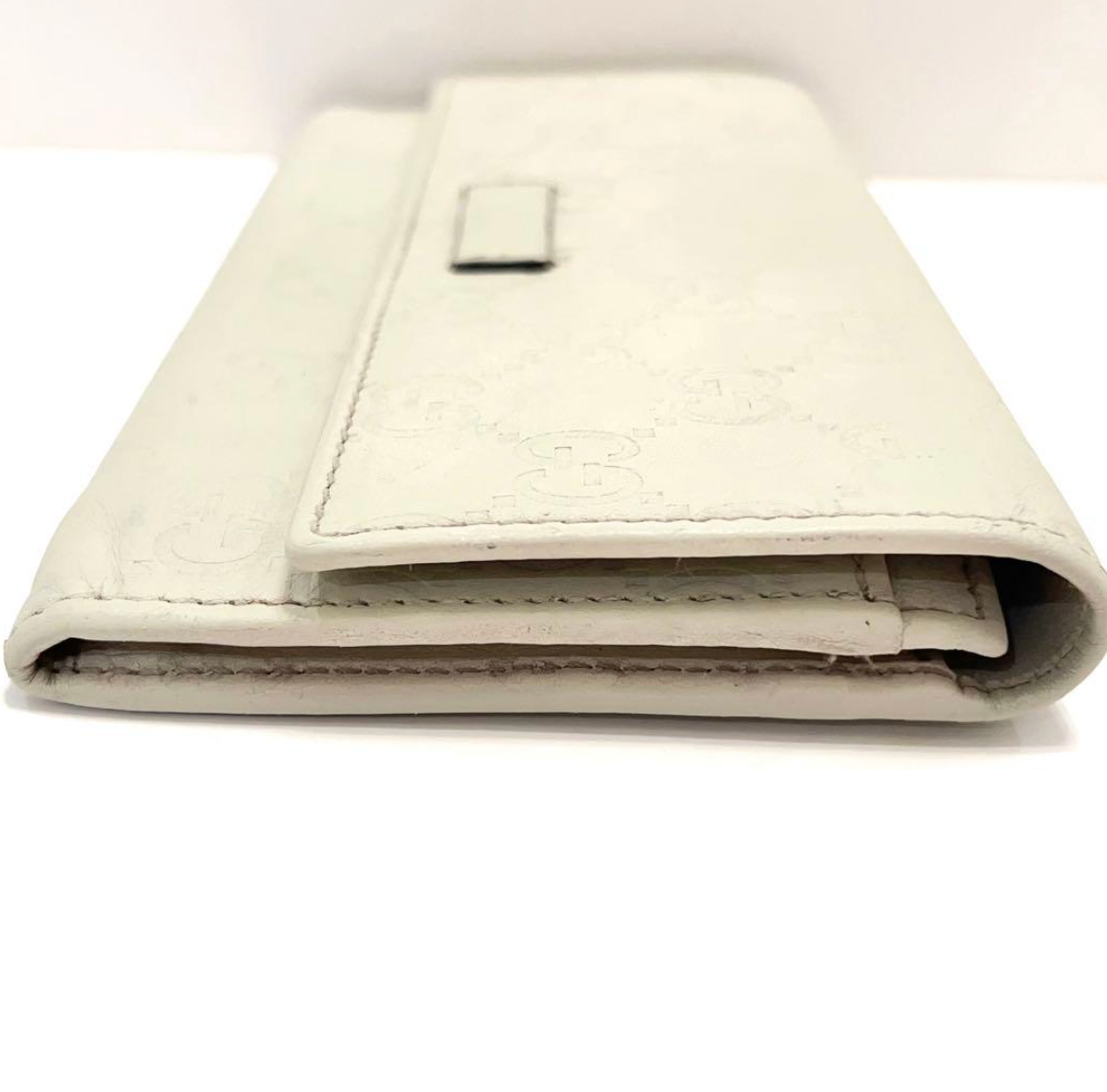 Gucci Portefeuille Long Cuir Blanc – Détails Dorés – Format Classique