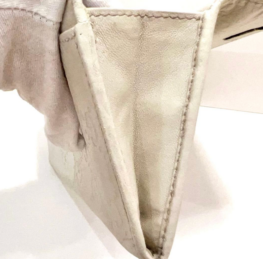 Gucci Portefeuille Long Cuir Blanc – Détails Dorés – Format Classique