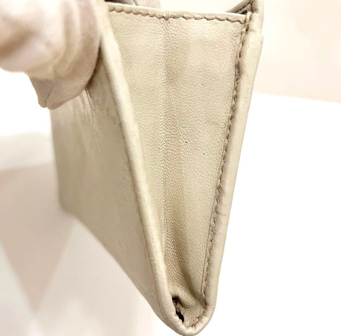 Gucci Portefeuille Long Cuir Blanc – Détails Dorés – Format Classique