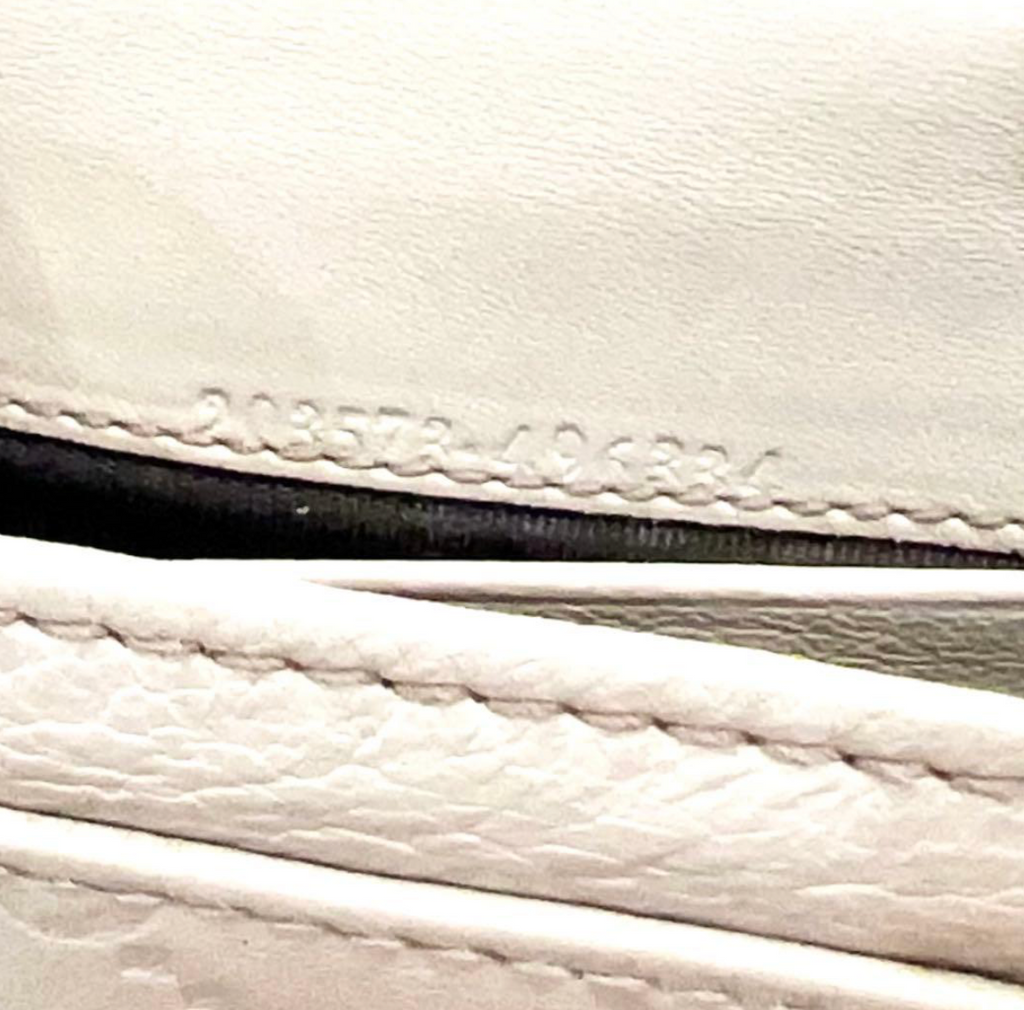 Gucci Portefeuille Long Cuir Blanc – Détails Dorés – Format Classique