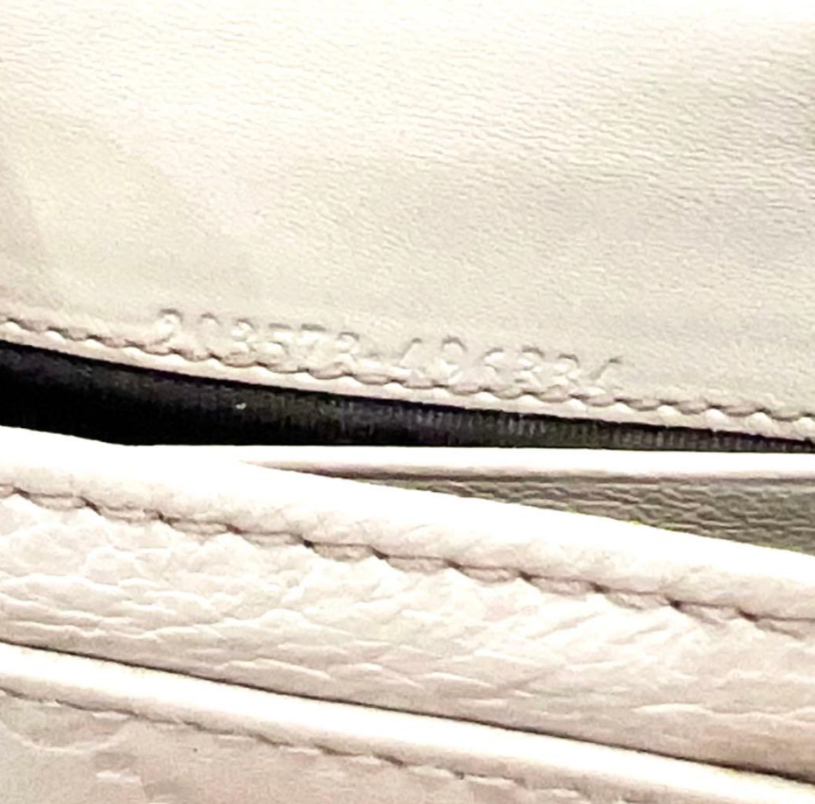 Gucci Portefeuille Long Cuir Blanc – Détails Dorés – Format Classique