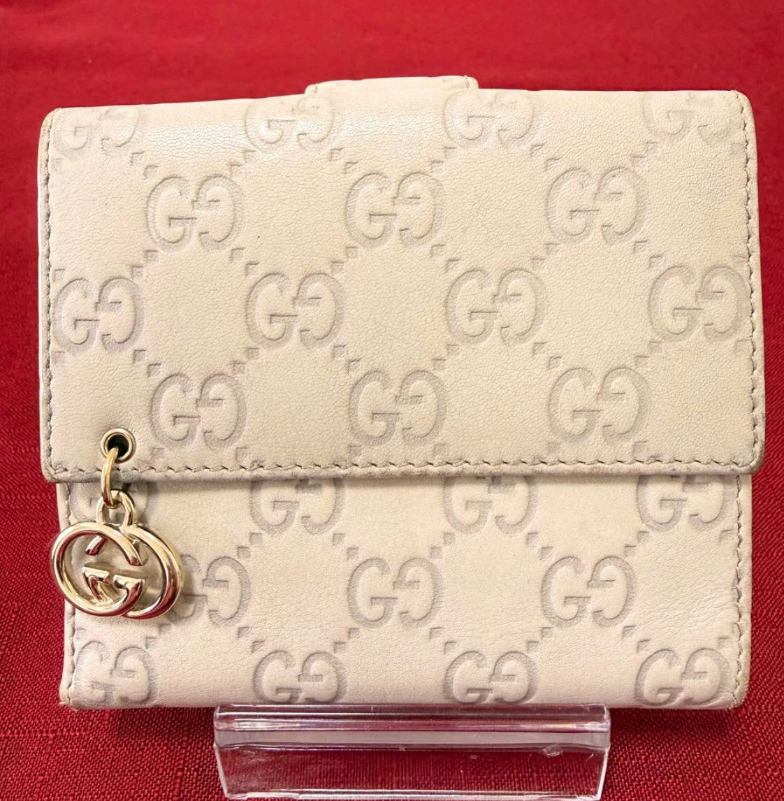 Gucci Portefeuille Compact Guccissima Ivoire – GG Charm – Cuir
