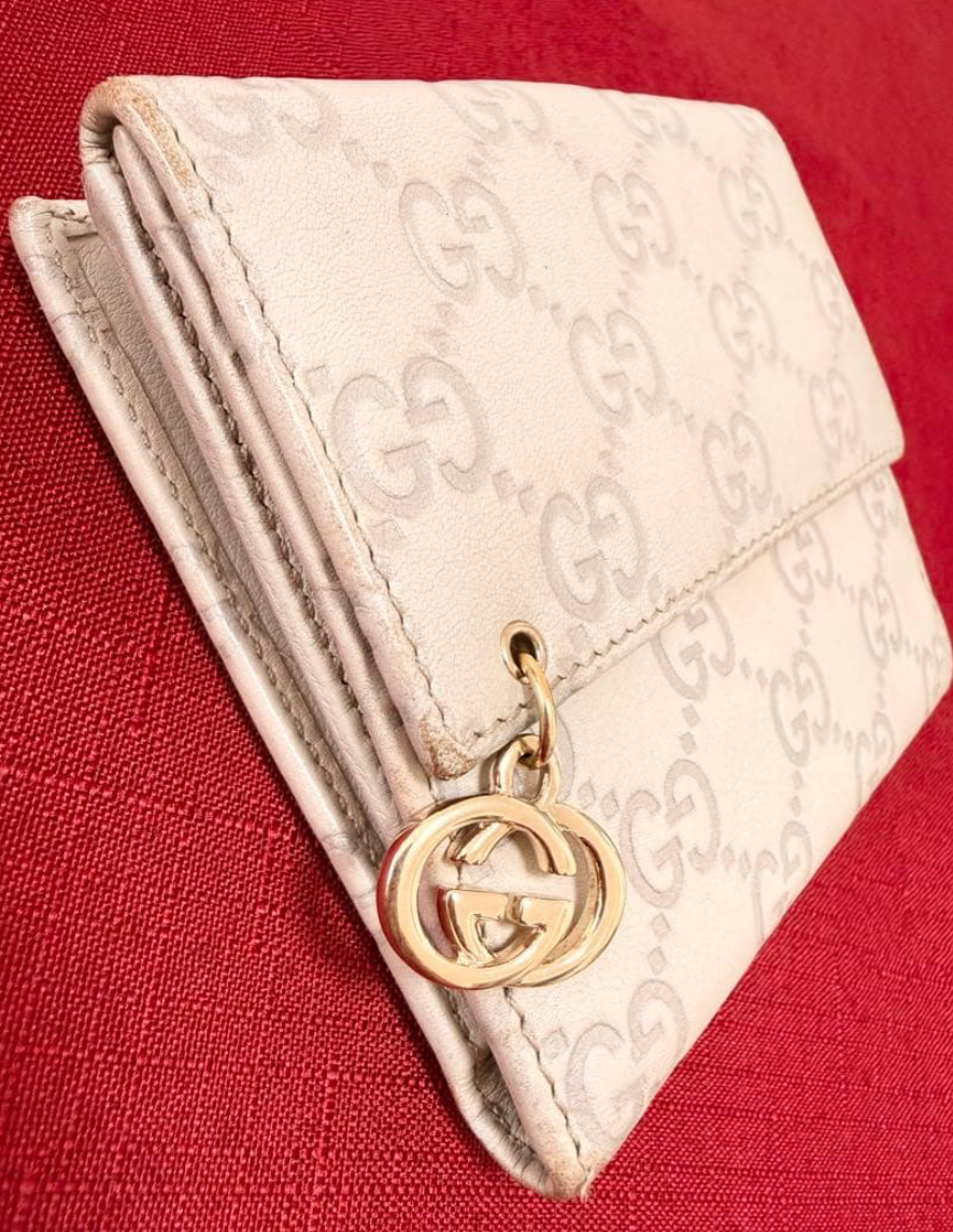 Gucci Portefeuille Compact Guccissima Ivoire – GG Charm – Cuir