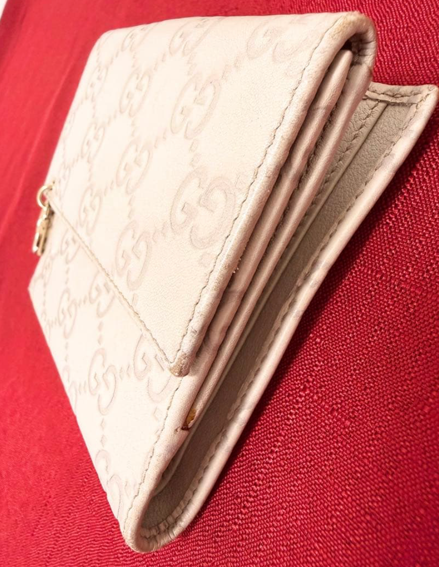 Gucci Portefeuille Compact Guccissima Ivoire – GG Charm – Cuir
