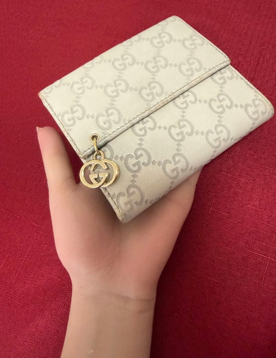 Gucci Portefeuille Compact Guccissima Ivoire – GG Charm – Cuir