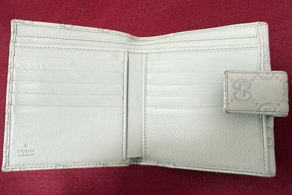 Gucci Portefeuille Compact Guccissima Ivoire – GG Charm – Cuir