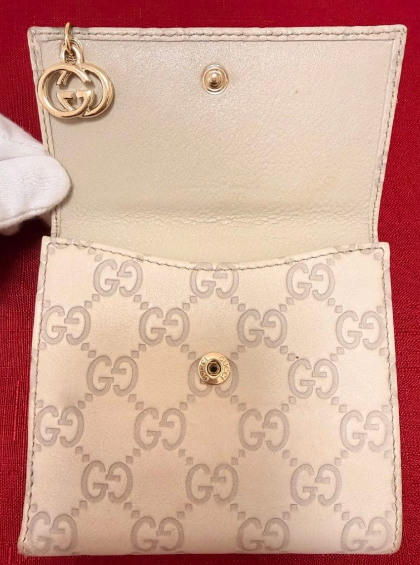 Gucci Portefeuille Compact Guccissima Ivoire – GG Charm – Cuir