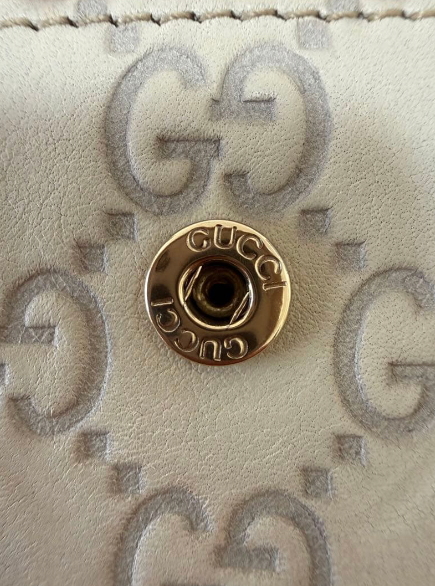 Gucci Portefeuille Compact Guccissima Ivoire – GG Charm – Cuir