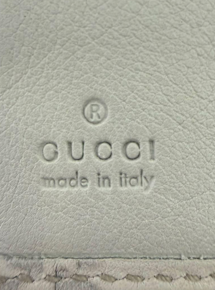Gucci Portefeuille Compact Guccissima Ivoire – GG Charm – Cuir