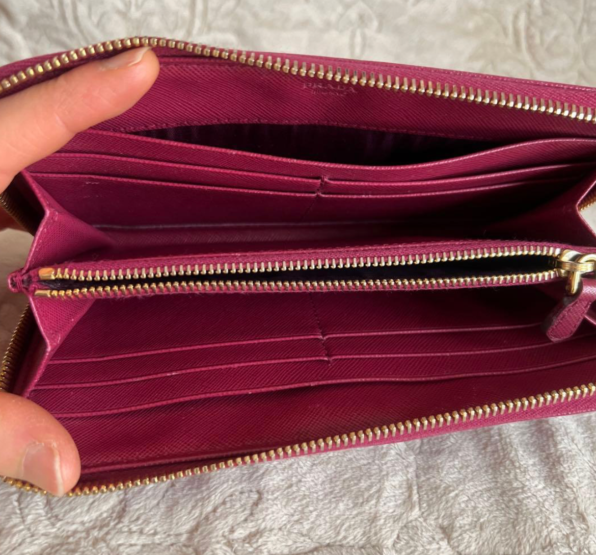 Prada Portefeuille Long Saffiano Rose – 1M0506 – Full Set (Boîte + Carte)