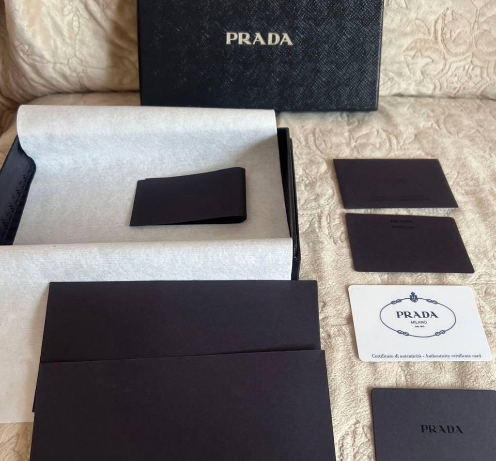 Prada Portefeuille Long Saffiano Rose – 1M0506 – Full Set (Boîte + Carte)