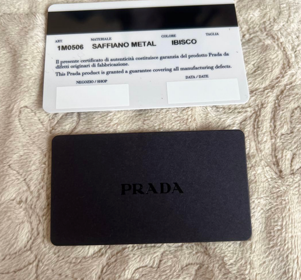 Prada Portefeuille Long Saffiano Rose – 1M0506 – Full Set (Boîte + Carte)