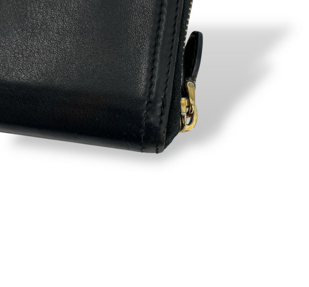 Prada Portefeuille Long Noir Saffiano – Zip – Logo Métal – Unisexe