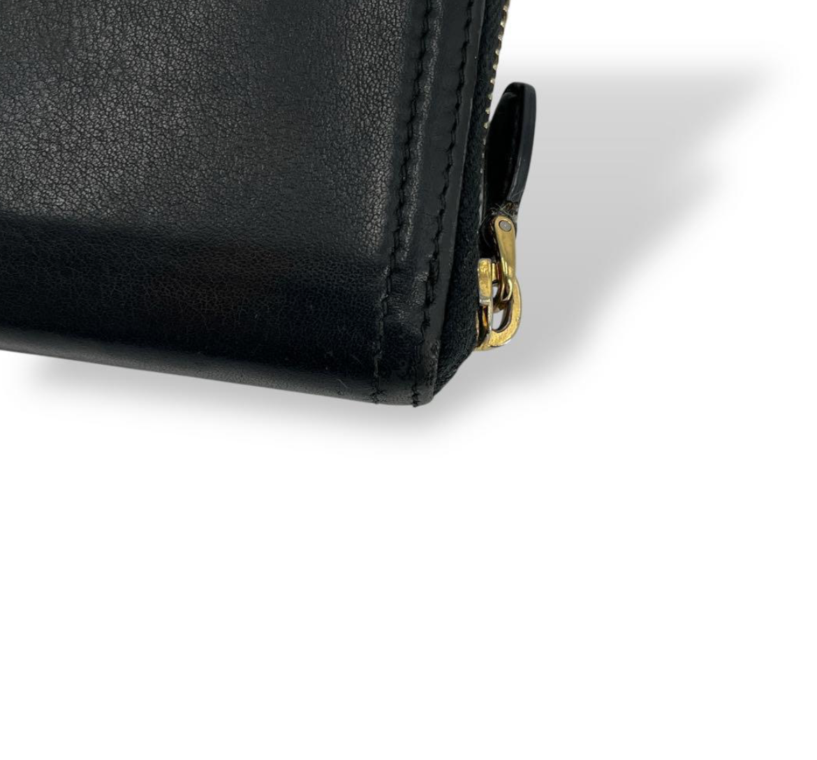 Prada Portefeuille Long Noir Saffiano – Zip – Logo Métal – Unisexe