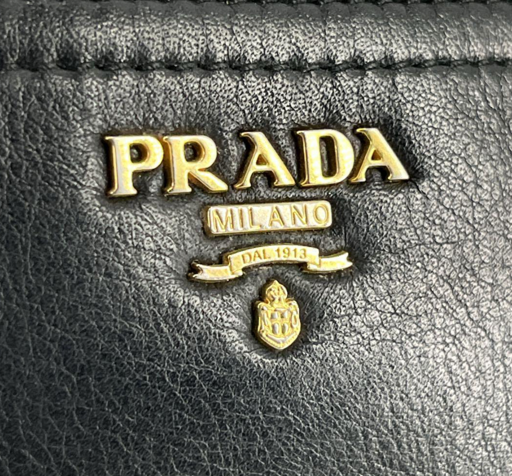 Prada Portefeuille Long Noir Saffiano – Zip – Logo Métal – Unisexe