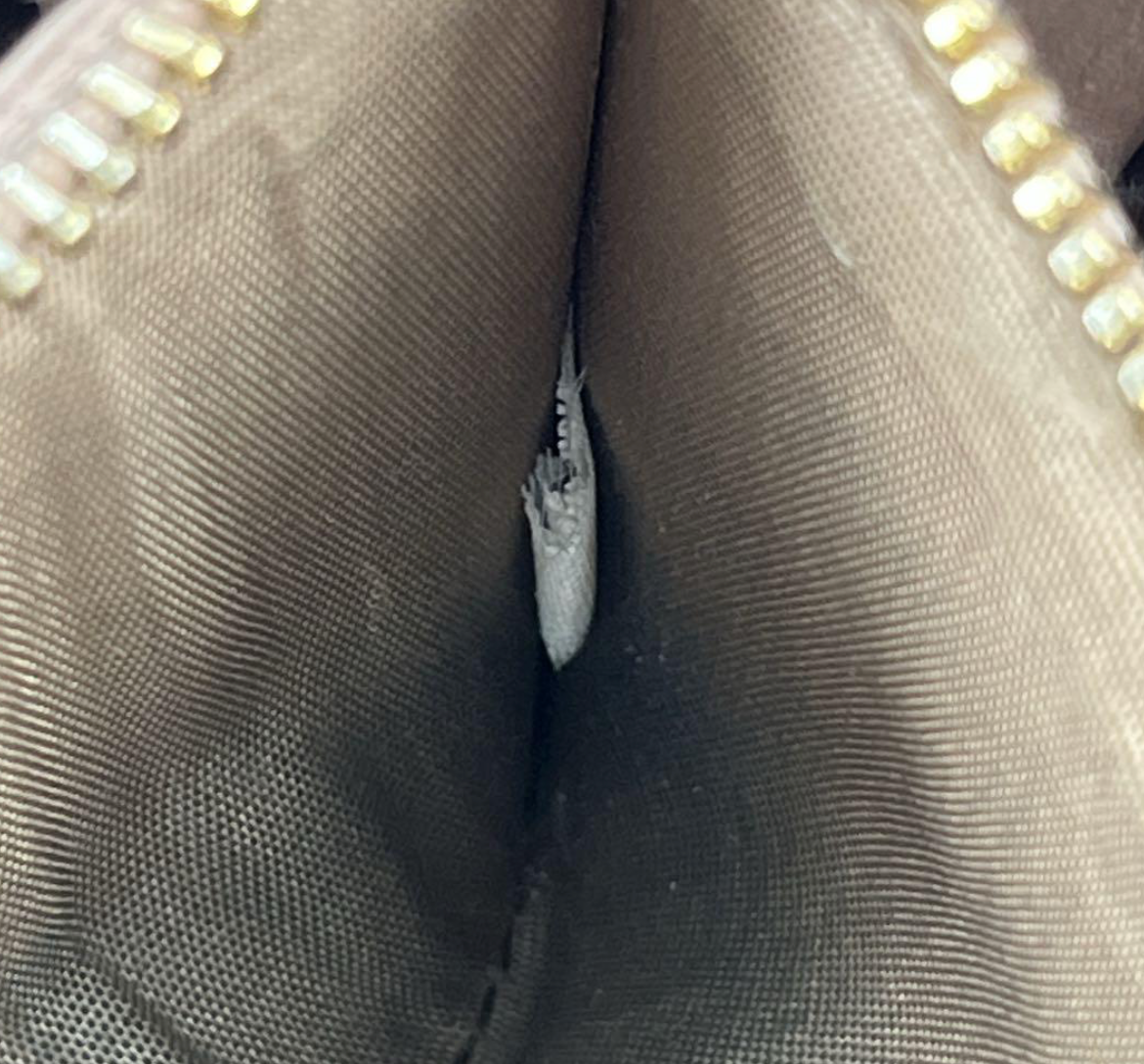Prada Portefeuille Long Noir Saffiano – Zip – Logo Métal – Unisexe