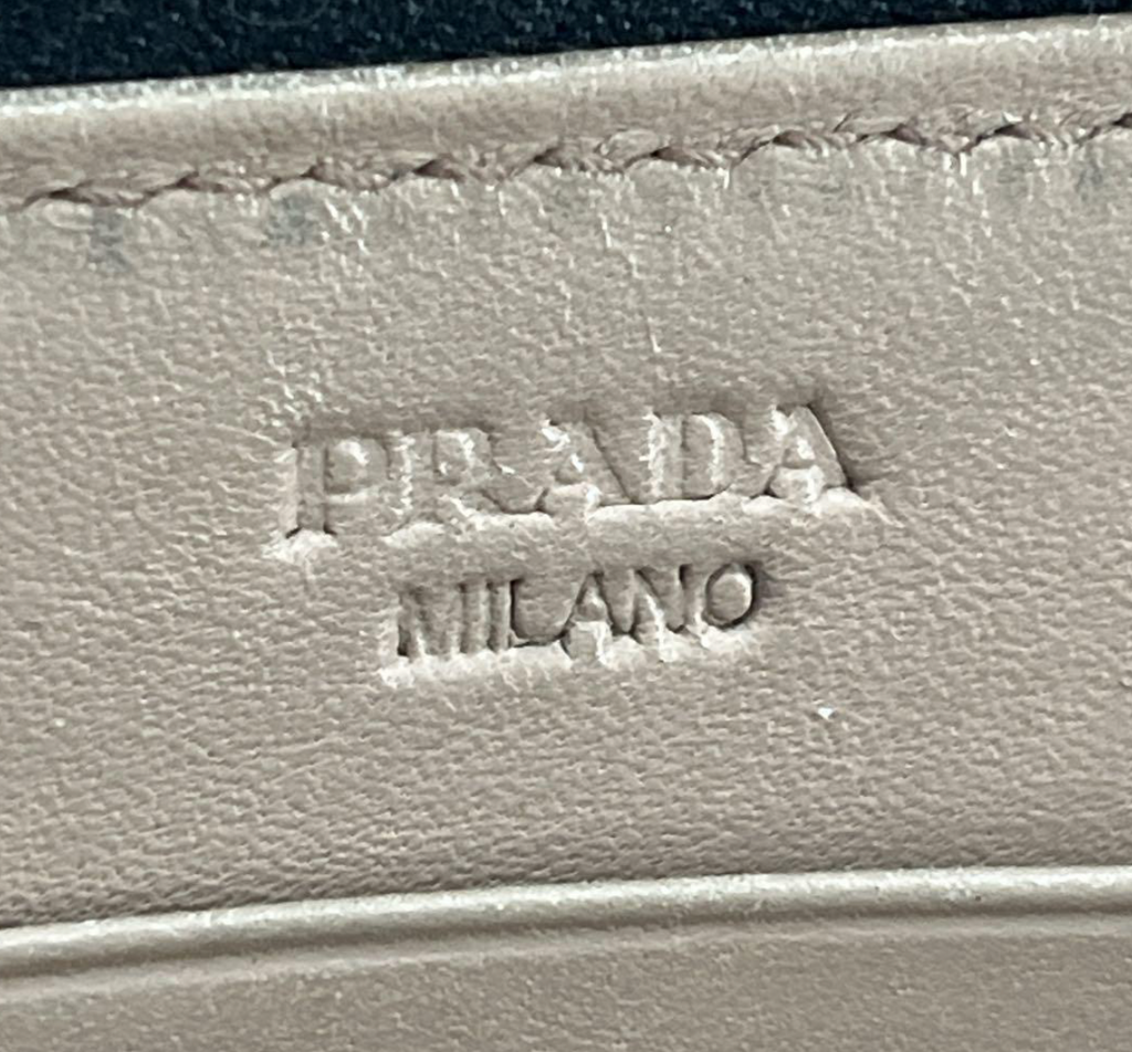 Prada Portefeuille Long Noir Saffiano – Zip – Logo Métal – Unisexe