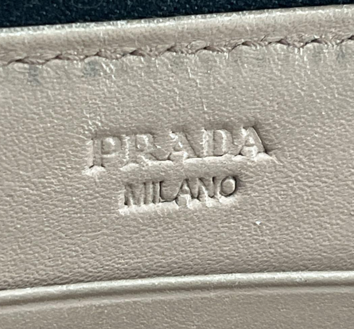 Prada Portefeuille Long Noir Saffiano – Zip – Logo Métal – Unisexe