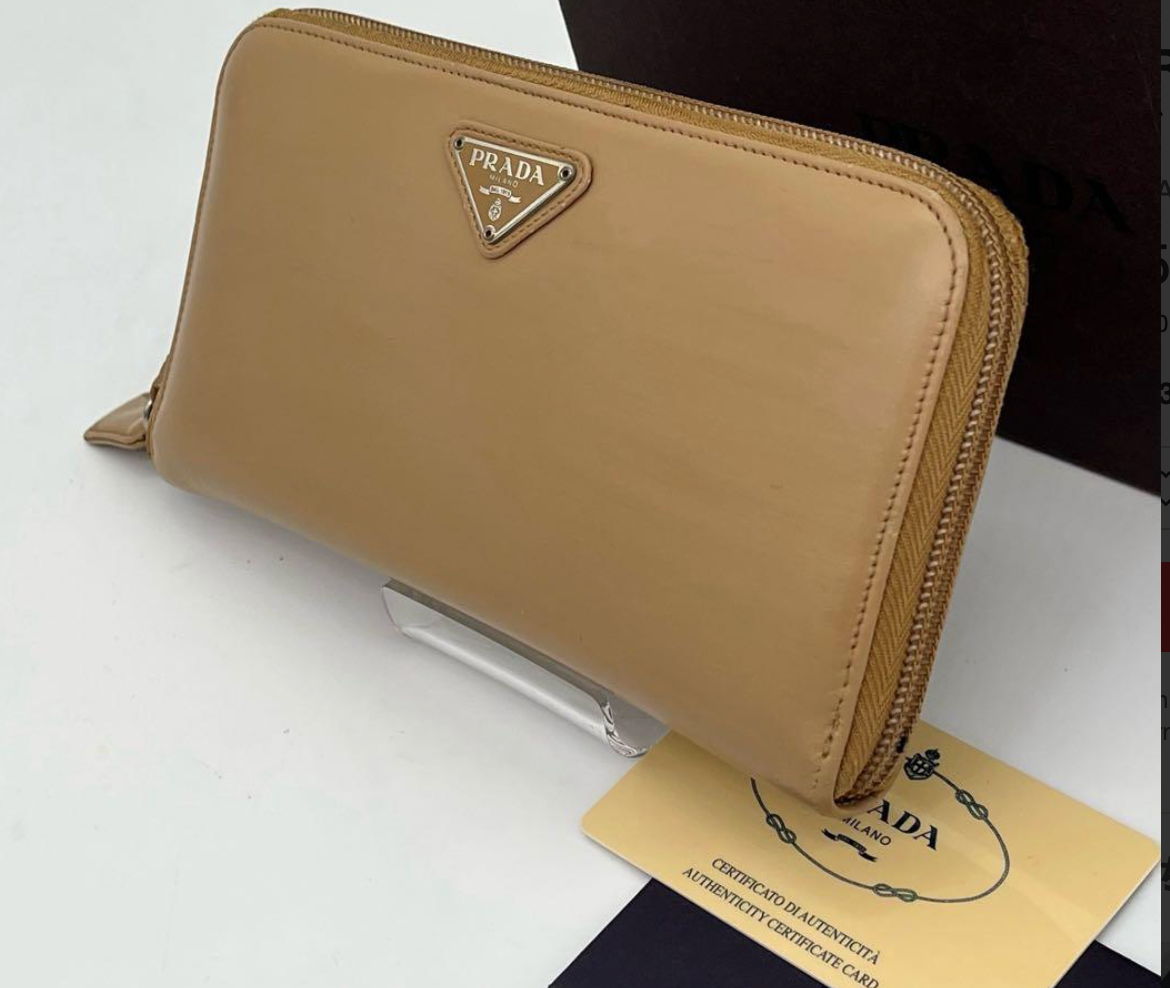Prada Portefeuille Long Beige – Cuir – Zip – Triangle Logo – Avec Boîte & Carte