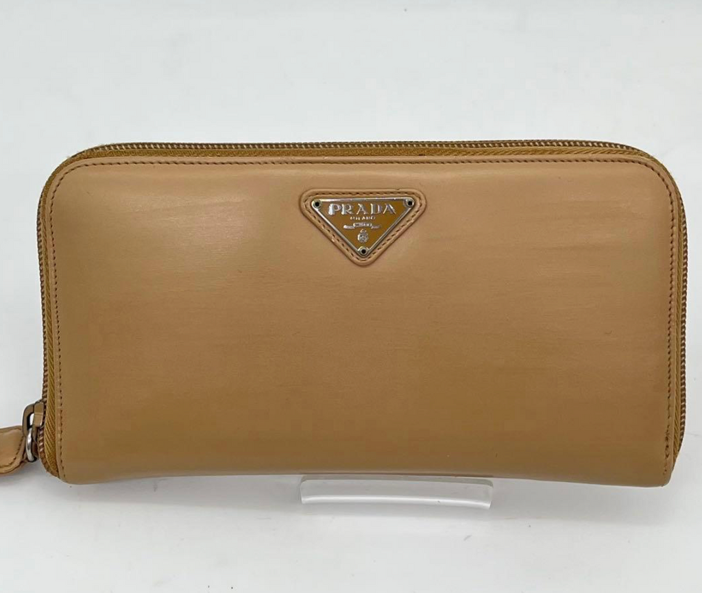Prada Portefeuille Long Beige – Cuir – Zip – Triangle Logo – Avec Boîte & Carte