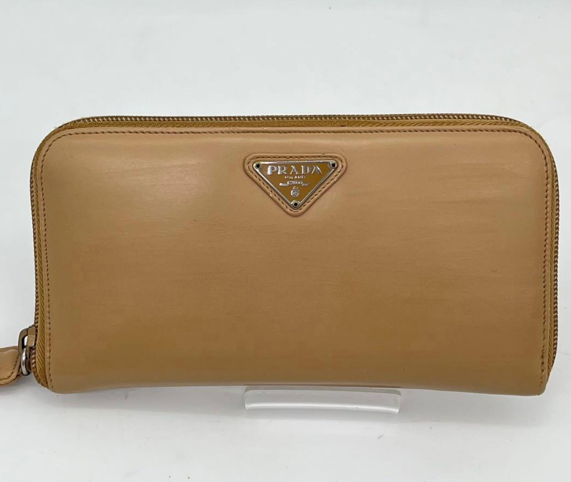 Prada Portefeuille Long Beige – Cuir – Zip – Triangle Logo – Avec Boîte & Carte