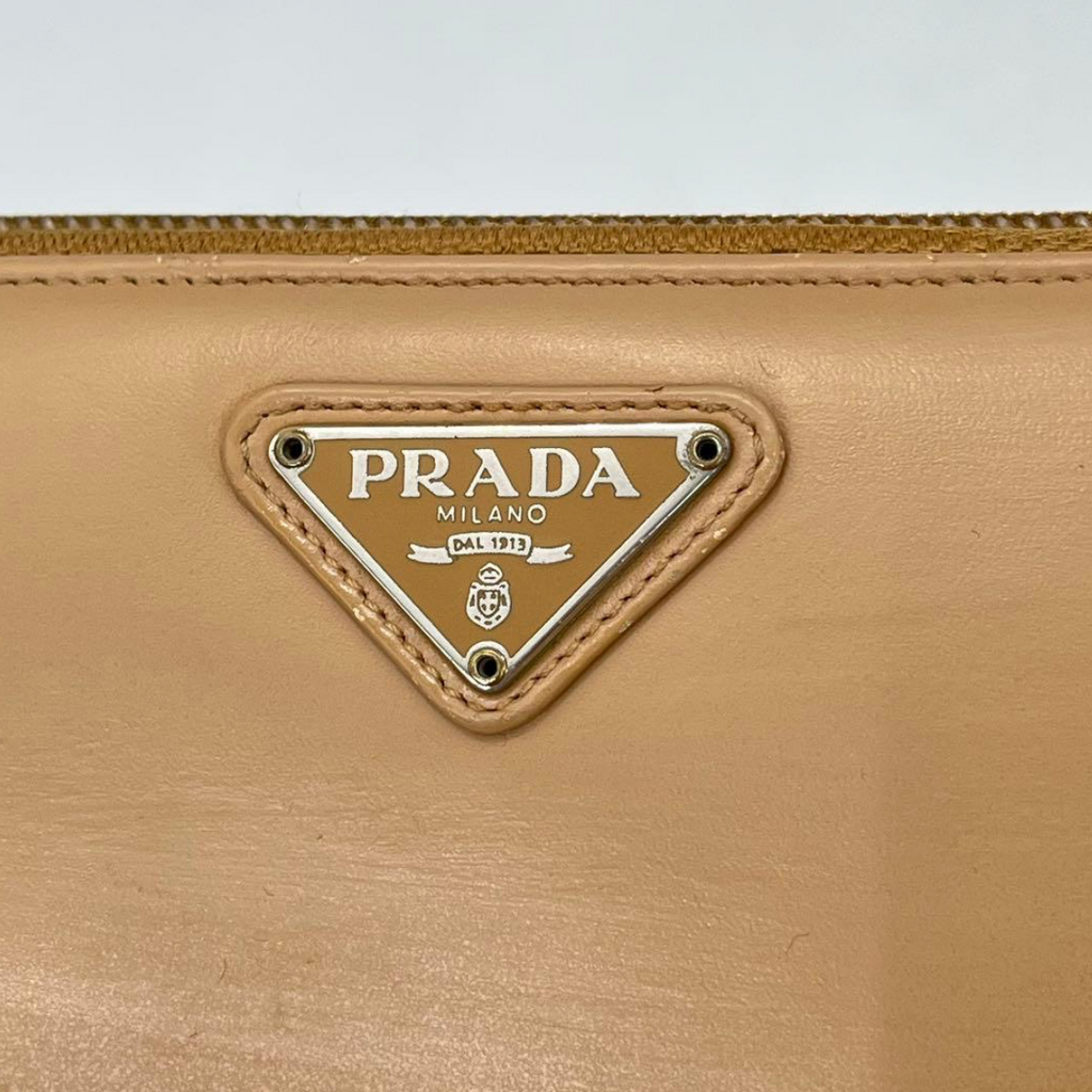 Prada Portefeuille Long Beige – Cuir – Zip – Triangle Logo – Avec Boîte & Carte