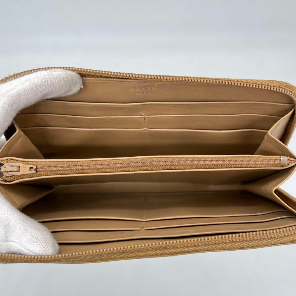 Prada Portefeuille Long Beige – Cuir – Zip – Triangle Logo – Avec Boîte & Carte
