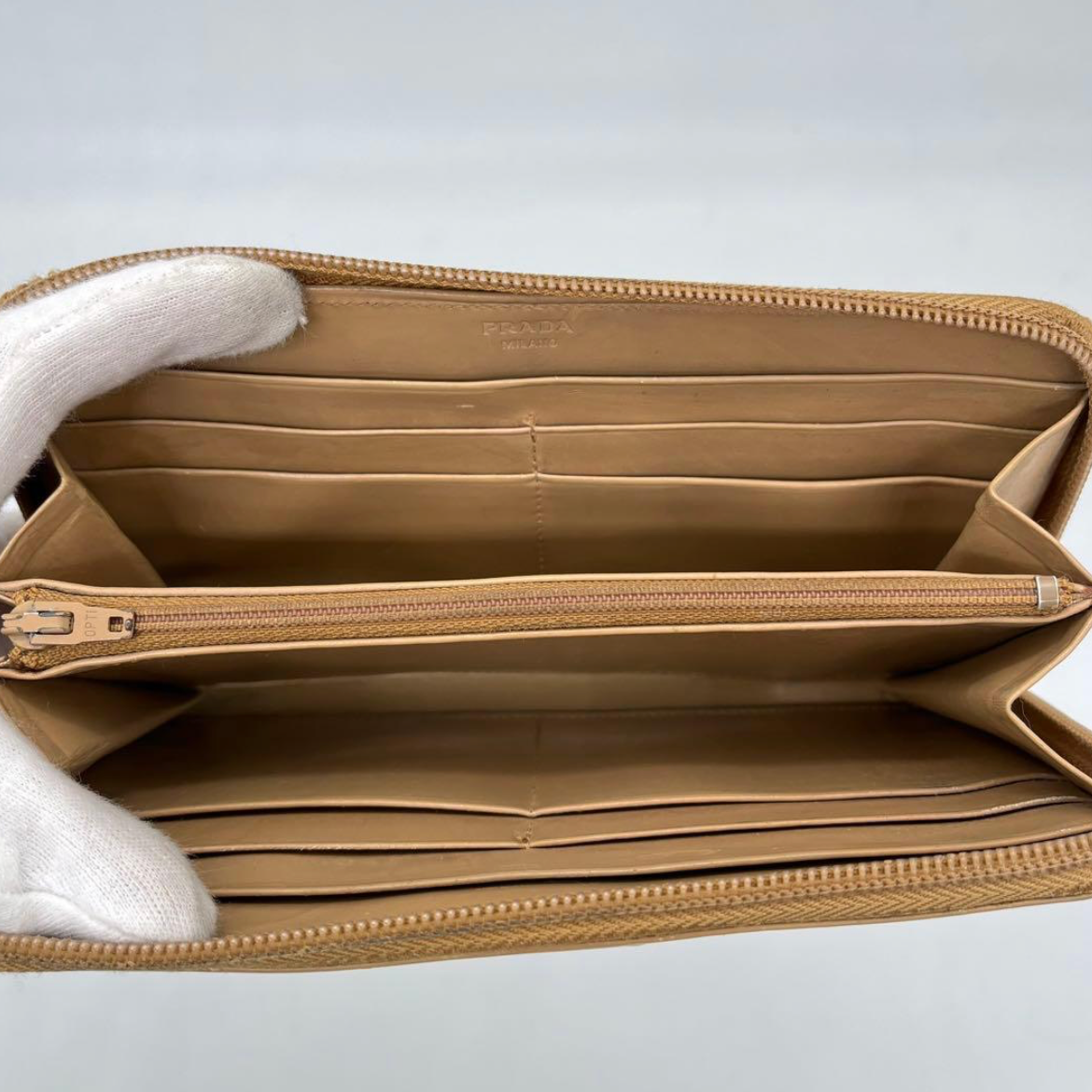 Prada Portefeuille Long Beige – Cuir – Zip – Triangle Logo – Avec Boîte & Carte