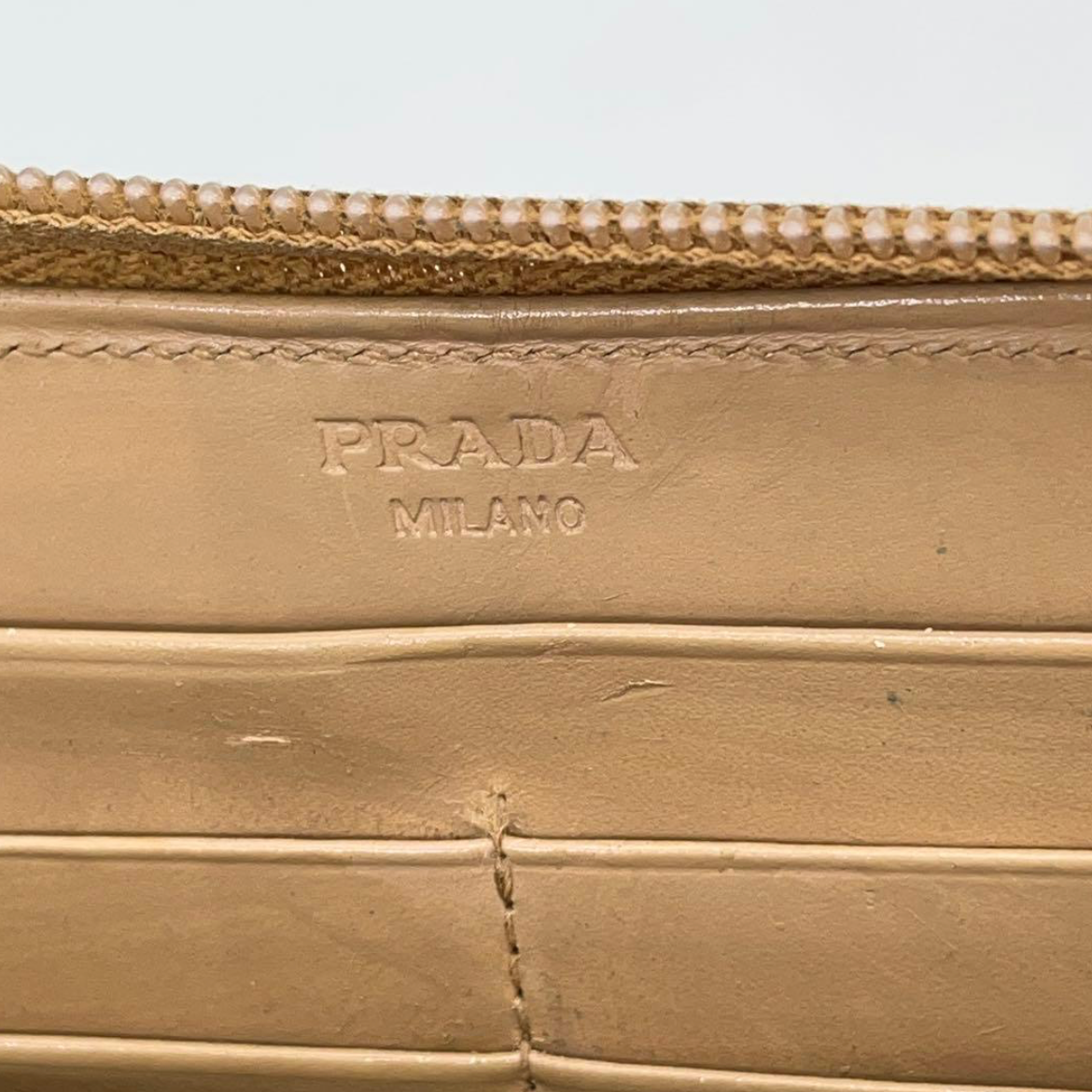 Prada Portefeuille Long Beige – Cuir – Zip – Triangle Logo – Avec Boîte & Carte
