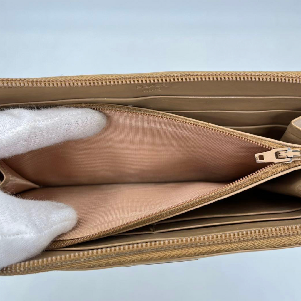 Prada Portefeuille Long Beige – Cuir – Zip – Triangle Logo – Avec Boîte & Carte