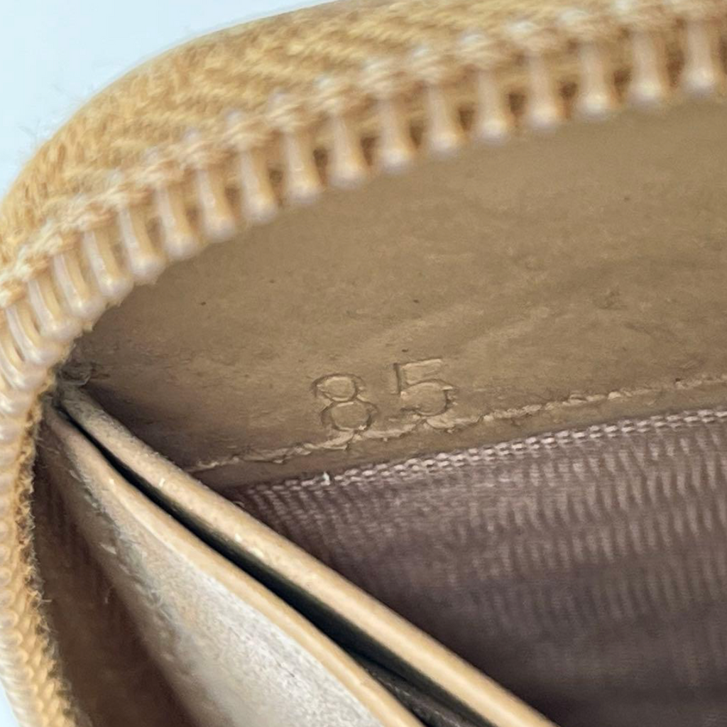 Prada Portefeuille Long Beige – Cuir – Zip – Triangle Logo – Avec Boîte & Carte