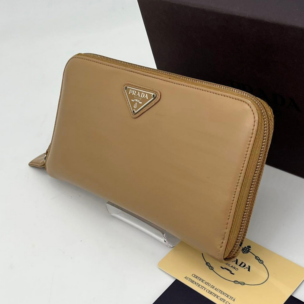 Prada Portefeuille Long Beige – Cuir – Zip – Triangle Logo – Avec Boîte & Carte