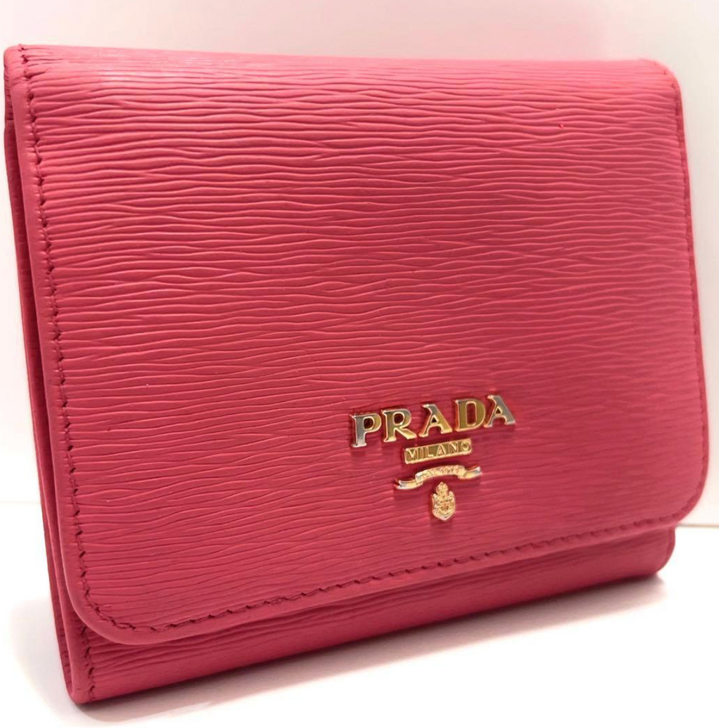 Prada Portefeuille Compact Rose – Cuir – Logo Métal – Bon État