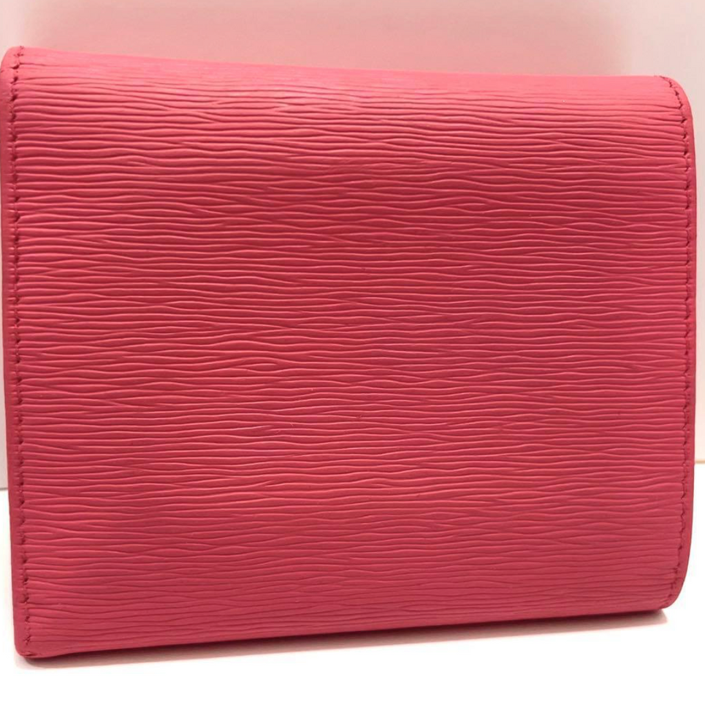 Prada Portefeuille Compact Rose – Cuir – Logo Métal – Bon État