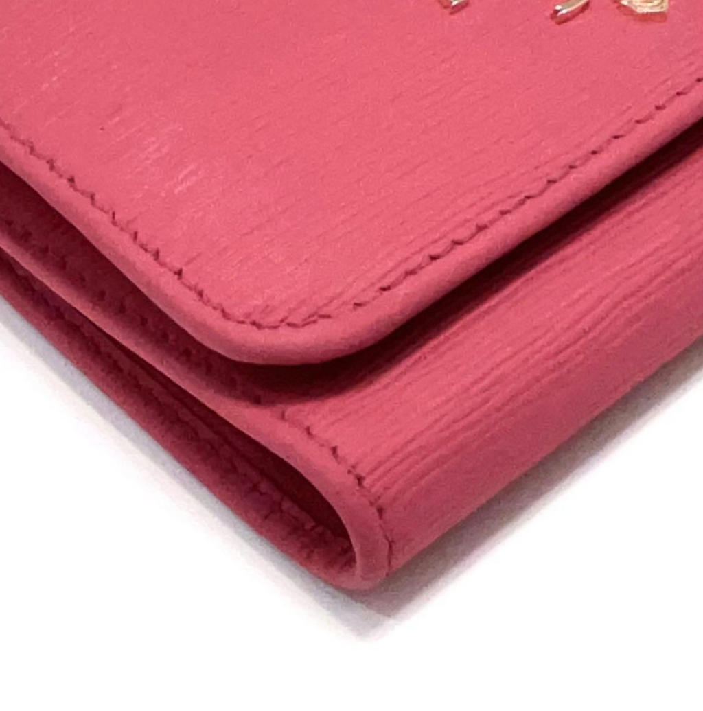 Prada Portefeuille Compact Rose – Cuir – Logo Métal – Bon État