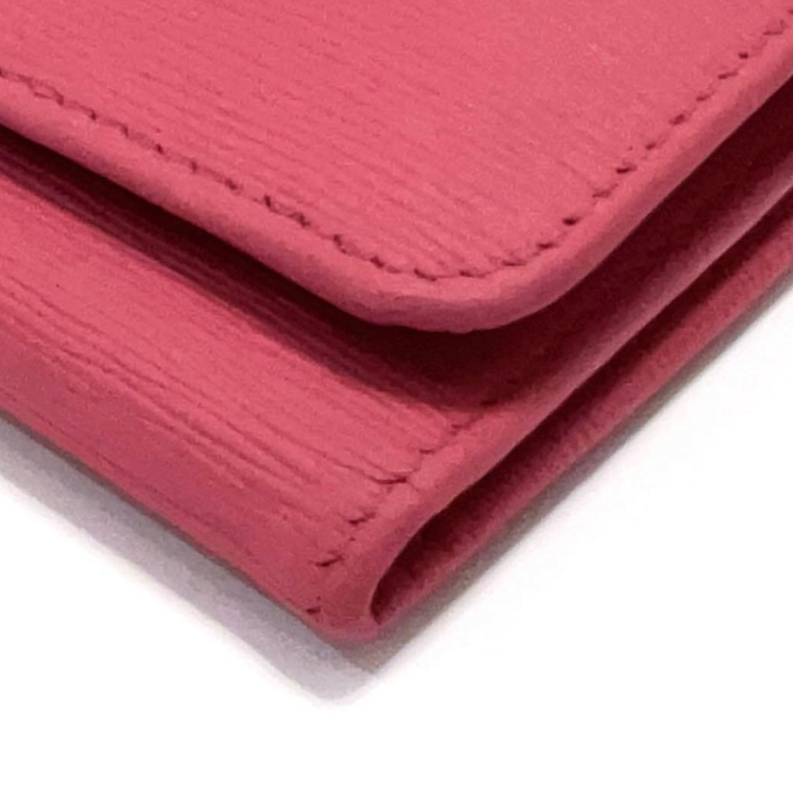 Prada Portefeuille Compact Rose – Cuir – Logo Métal – Bon État